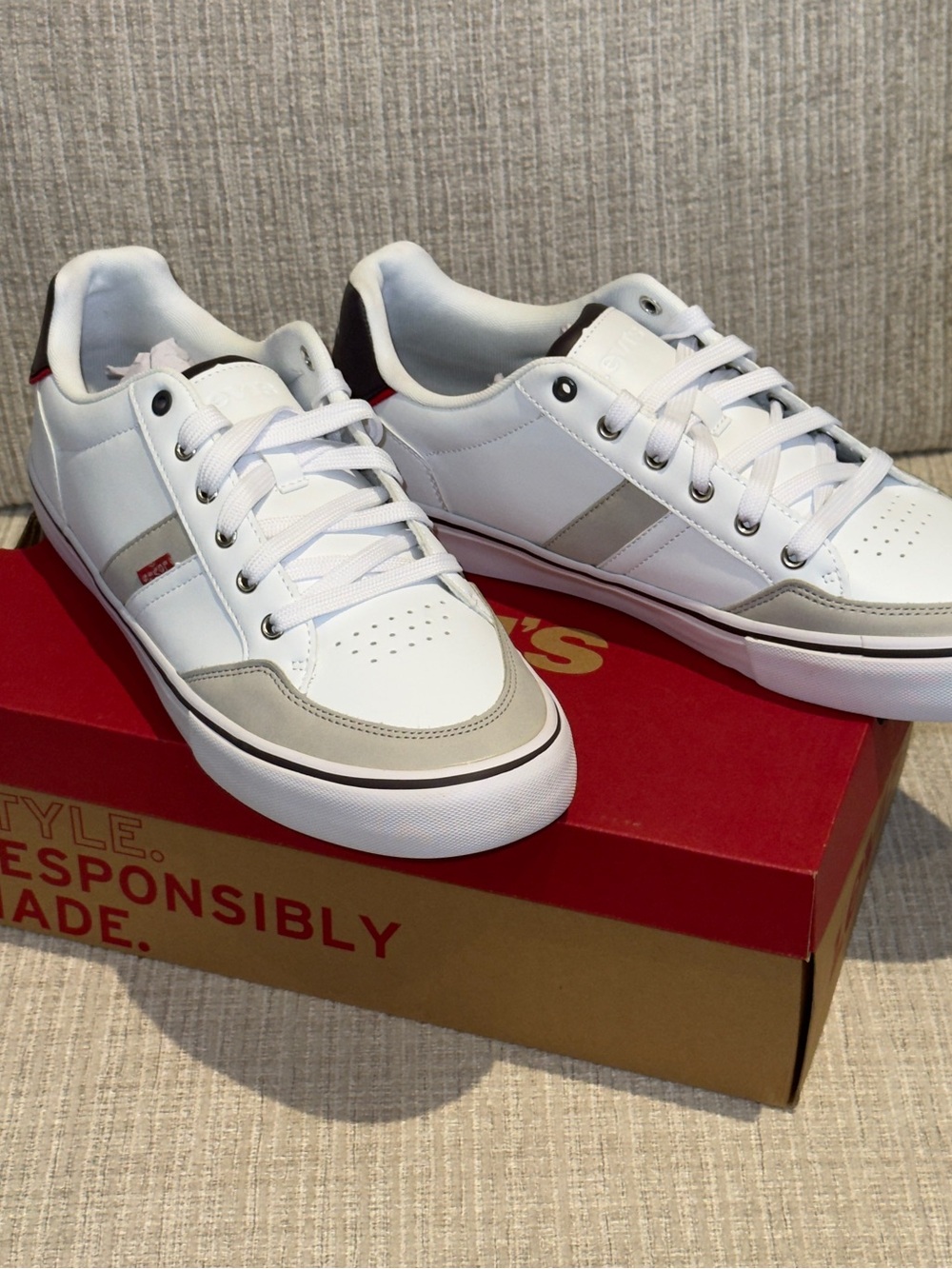 Levi’s Deacon Sneakers Men’s Size 10.5 M White Casual Shoes New In Box